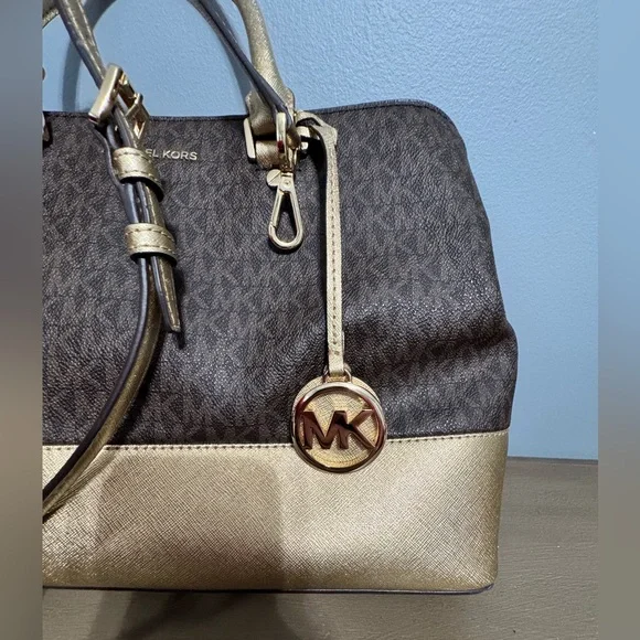 Michael Kors Large Savannah Satchel - Picture 7 of 14